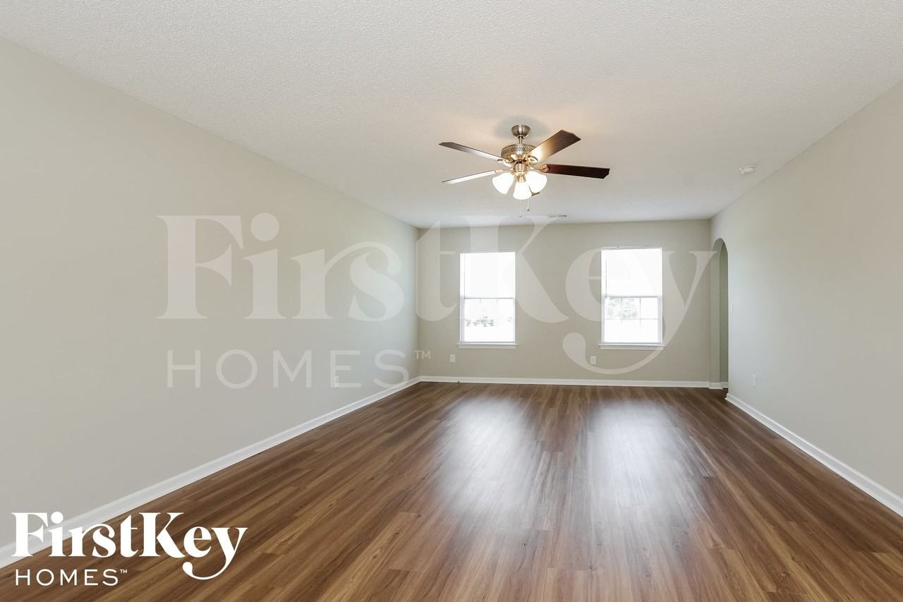 1102 Eastwood Dr - Photo 2 of 15