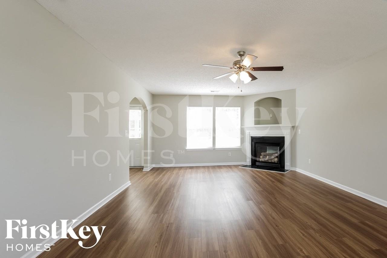 1102 Eastwood Dr - Photo 3 of 15