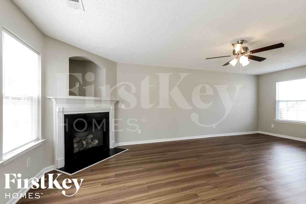 1102 Eastwood Dr - Photo 4 of 15