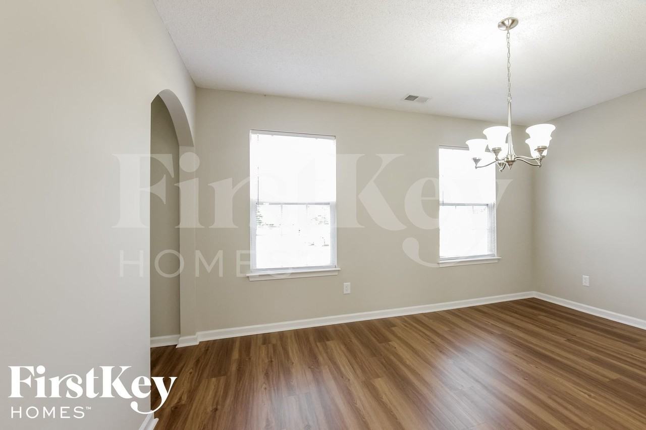 1102 Eastwood Dr - Photo 5 of 15