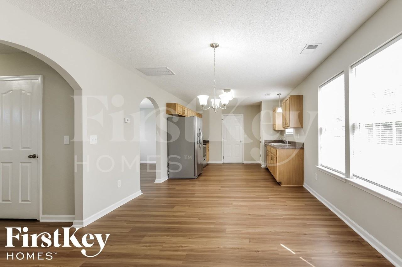 1102 Eastwood Dr - Photo 6 of 15
