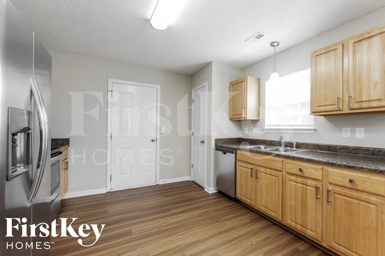 1102 Eastwood Dr - Photo 7 of 15