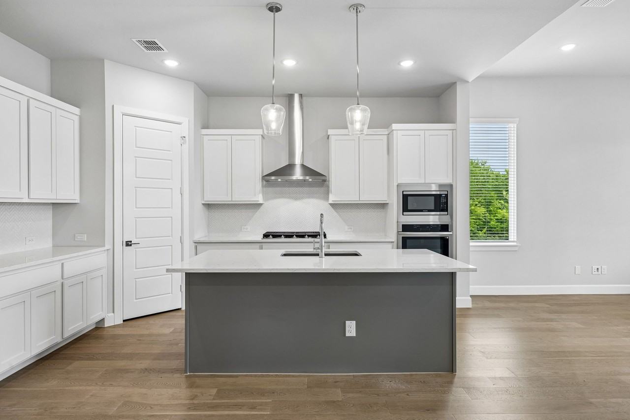 826 Marathon Ct - Photo 2 of 11