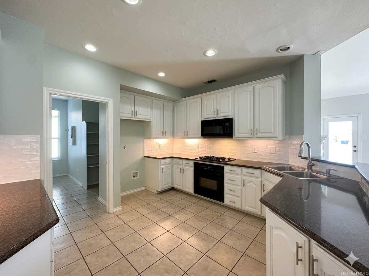 5108 Keating St - Photo 5 of 35
