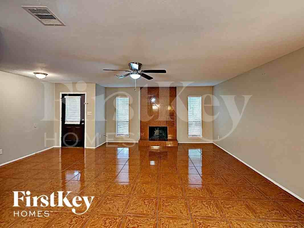 10615 Heather Hill Dr - Photo 2 of 16