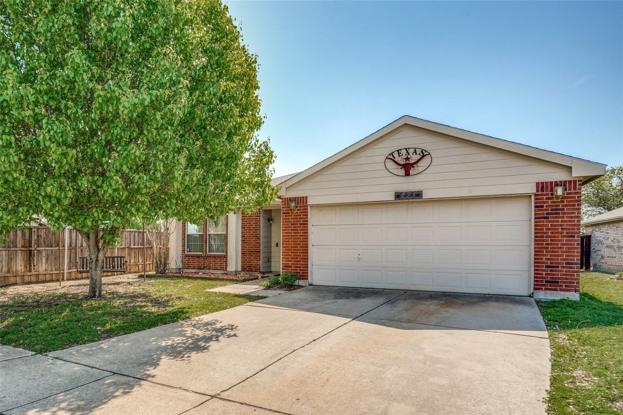 821 Oak Hollow Ln - Photo 2 of 25