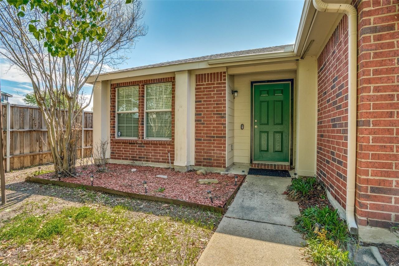 821 Oak Hollow Ln - Photo 3 of 25