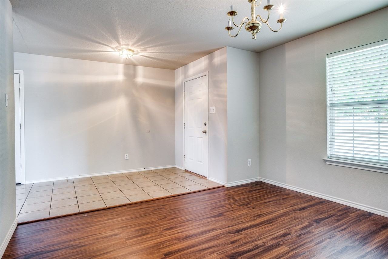 821 Oak Hollow Ln - Photo 4 of 25