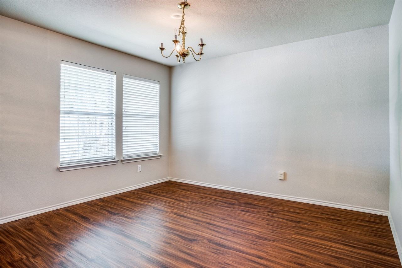 821 Oak Hollow Ln - Photo 5 of 25
