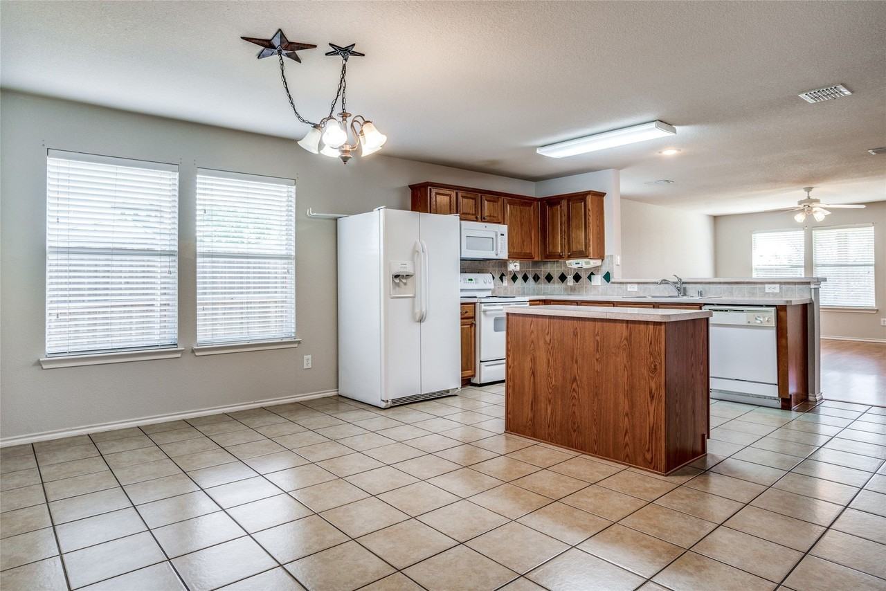 821 Oak Hollow Ln - Photo 7 of 25