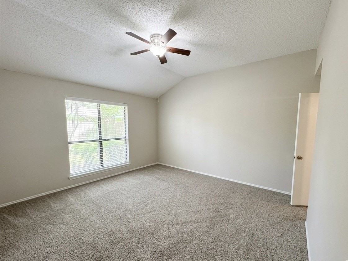 5028 Coker Dr - Photo 6 of 11