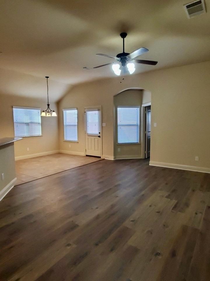 1426 Thibodaux Dr - Photo 4 of 16