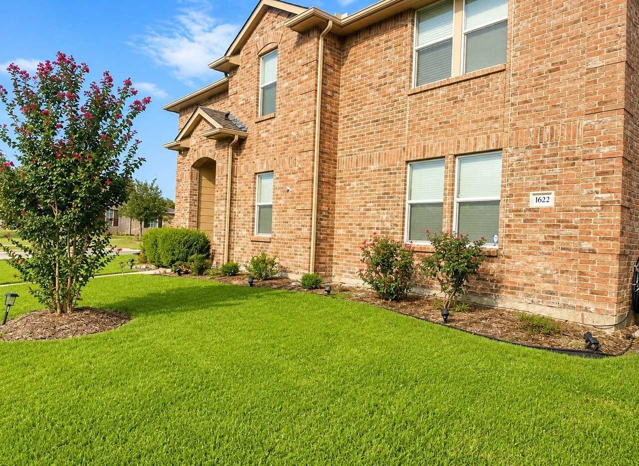 1622 Pheasant Creek Dr - Photo 2 of 10