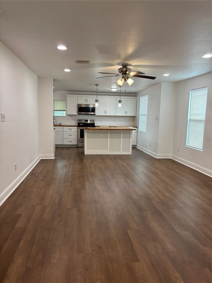 2722 S Adams St - Photo 2 of 13