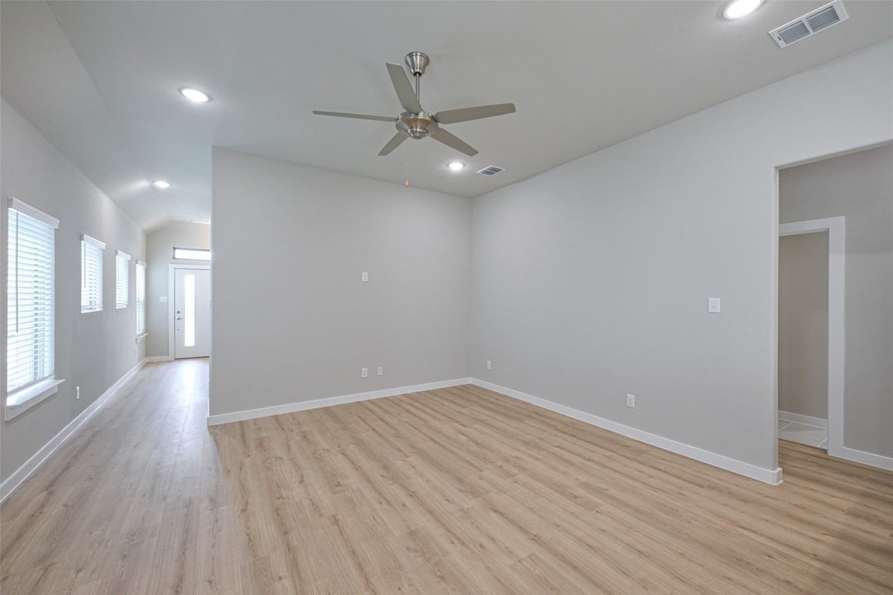 3032 Leatherwood Ln - Photo 3 of 16