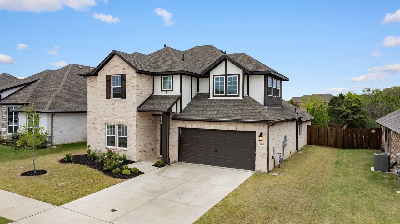 606 Creekview Ln - Photo 2 of 35