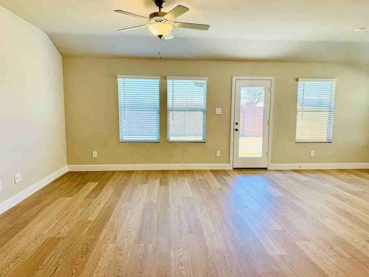 1093 Eagle Run Ln - Photo 4 of 16