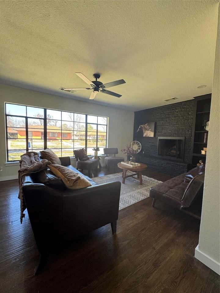 2622 Wynnewood Dr - Photo 2 of 23