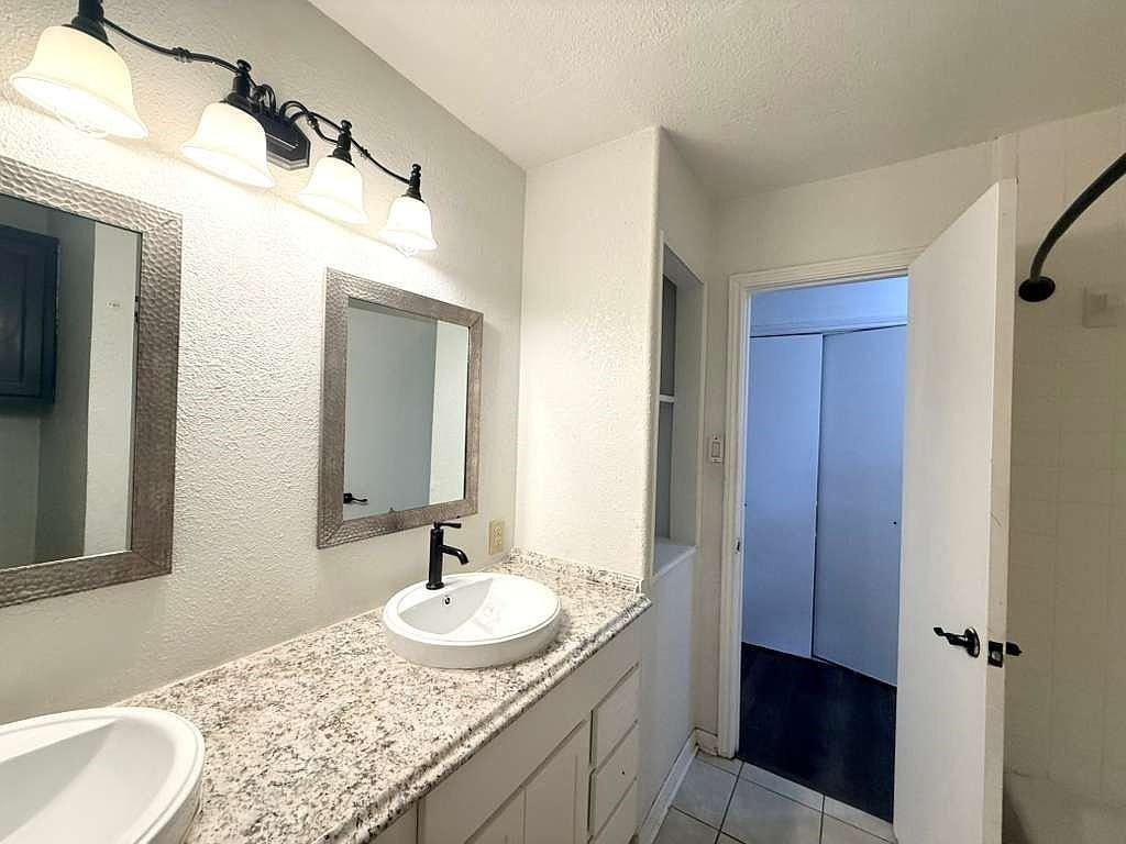 1805 Bristol Cv - Photo 4 of 14