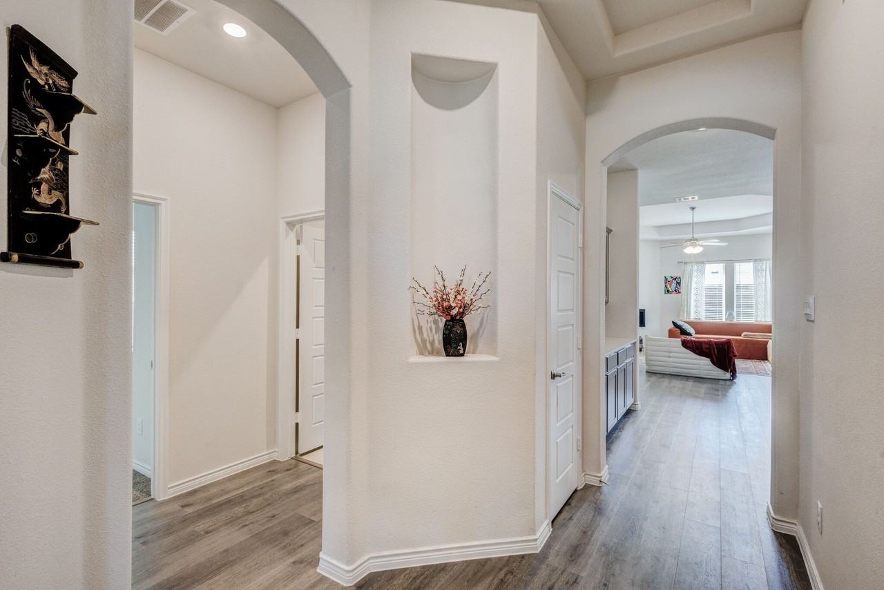 6993 Newby Ln - Photo 4 of 30