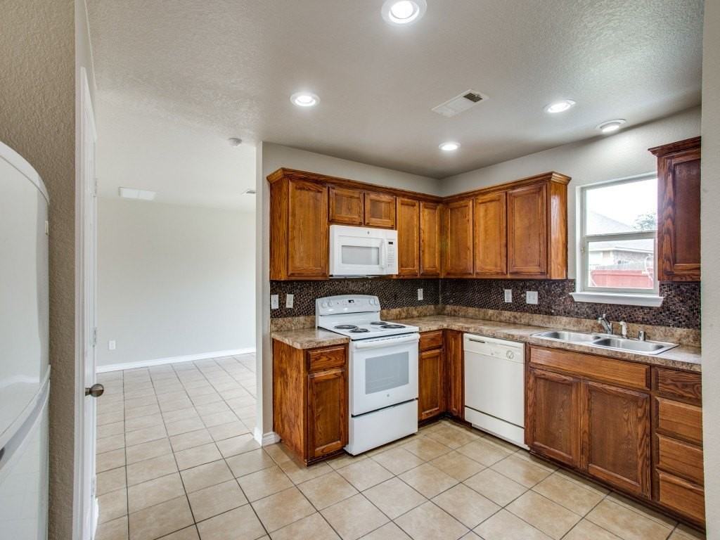 1208 Boxwood Dr - Photo 3 of 12
