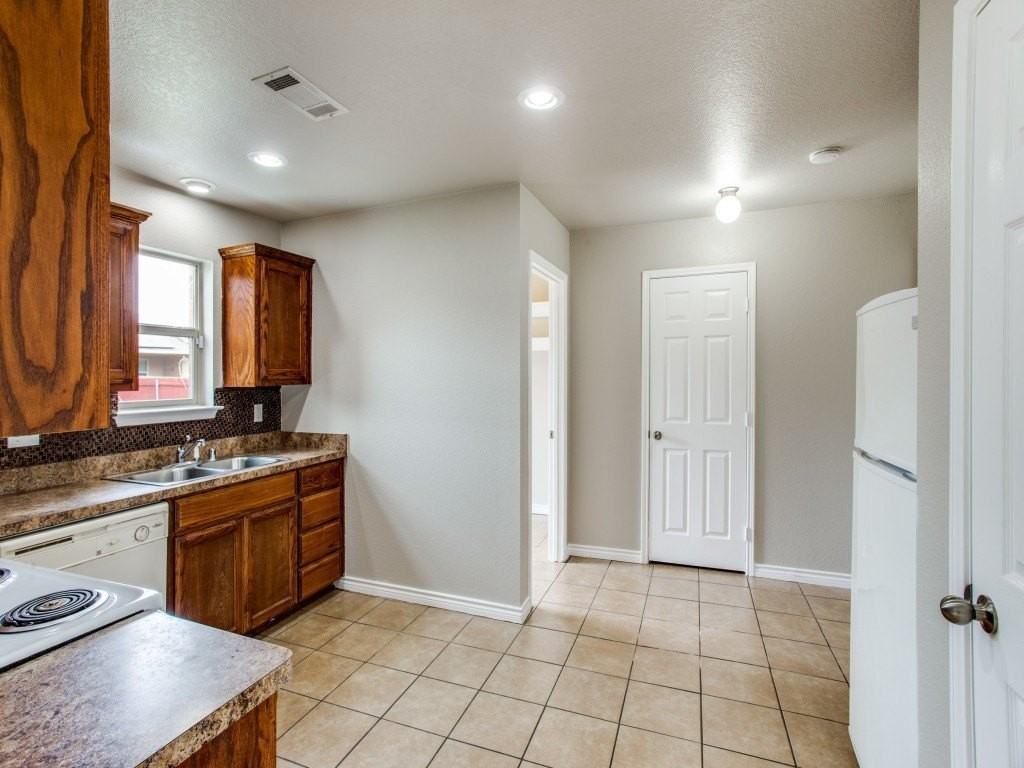 1208 Boxwood Dr - Photo 4 of 12