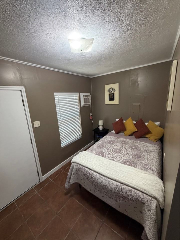 2436 Lockhart Ave - Photo 2 of 7