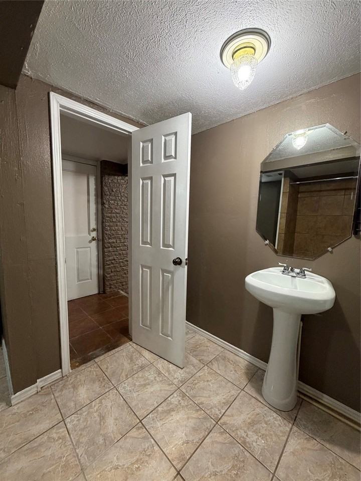 2436 Lockhart Ave - Photo 4 of 7