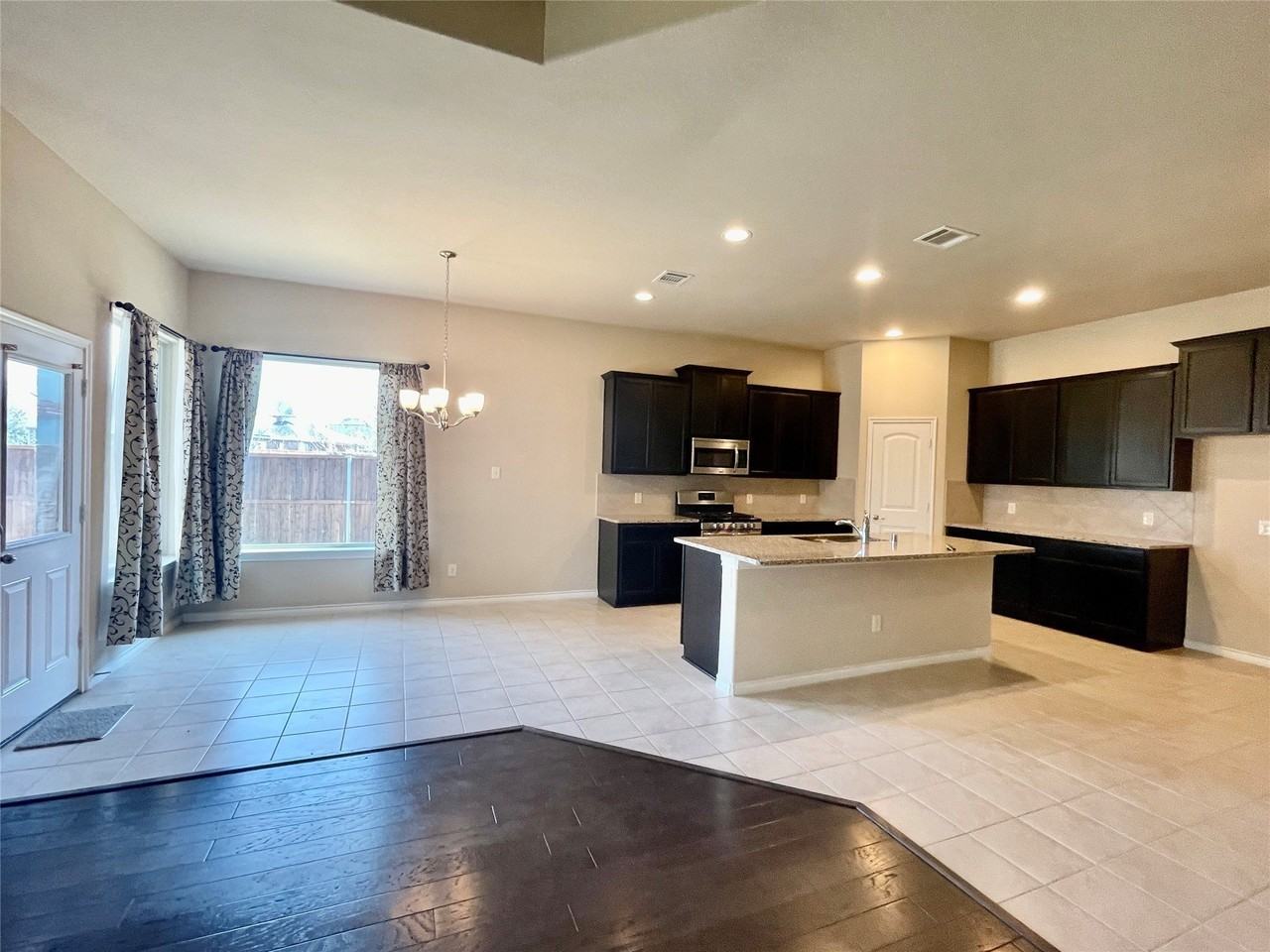 543 Haven Dr - Photo 3 of 17