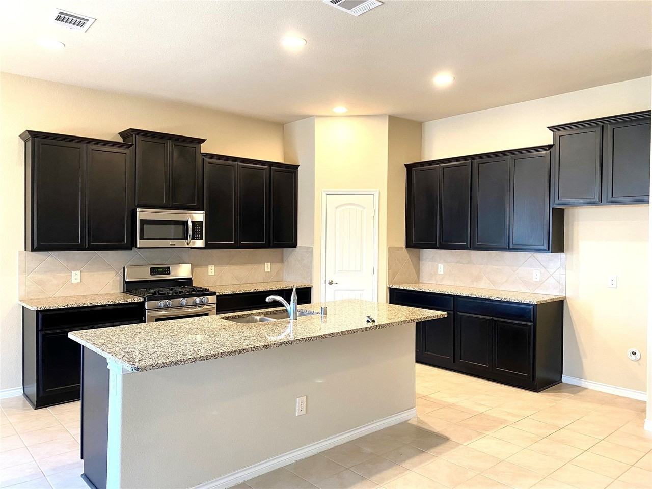 543 Haven Dr - Photo 5 of 17