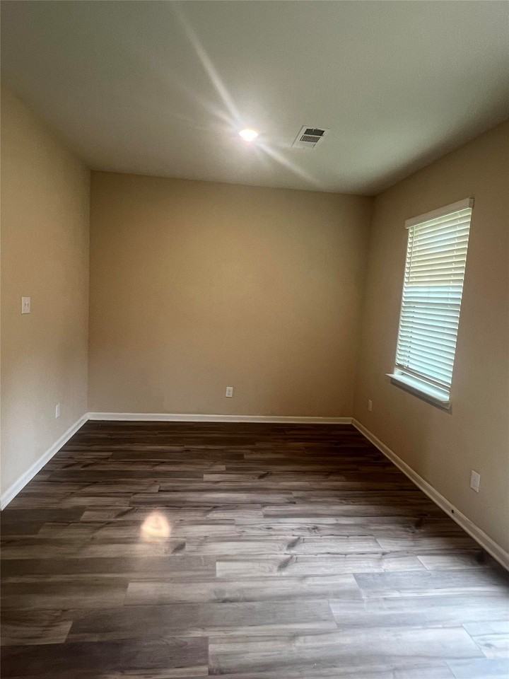 1712 Sandalwood Way - Photo 5 of 11