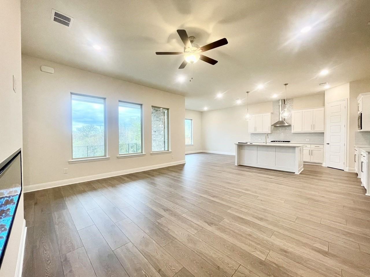 1632 Estivella Dr - Photo 5 of 32