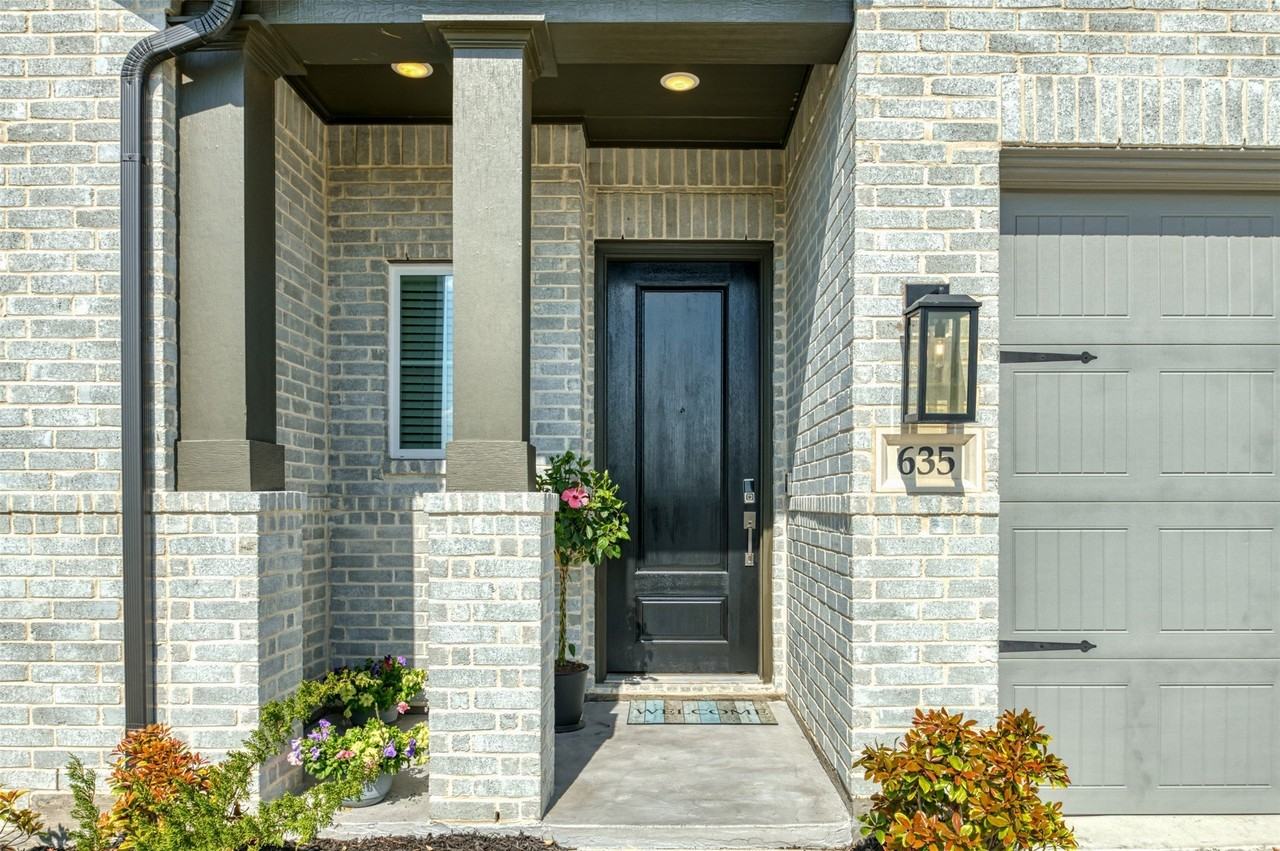 635 Brockwell Bnd - Photo 2 of 37