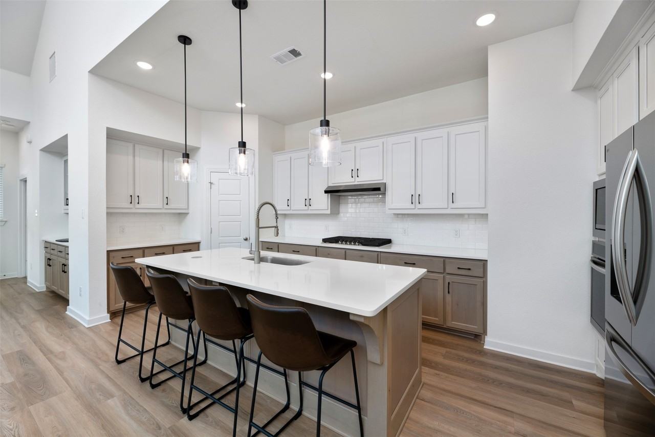 635 Brockwell Bnd - Photo 6 of 37