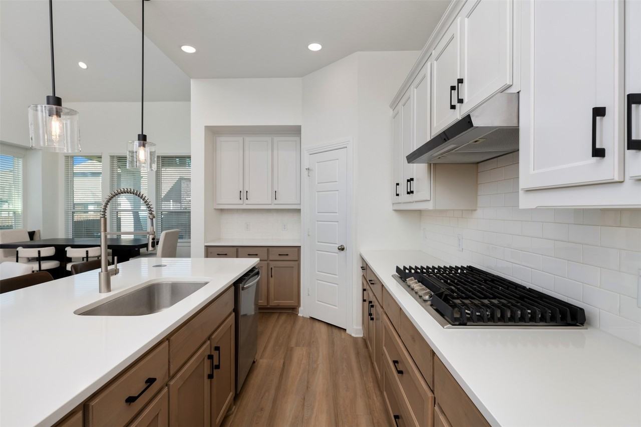635 Brockwell Bnd - Photo 7 of 37