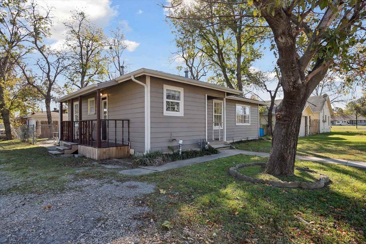 306 N Walnut St - Photo 2 of 14