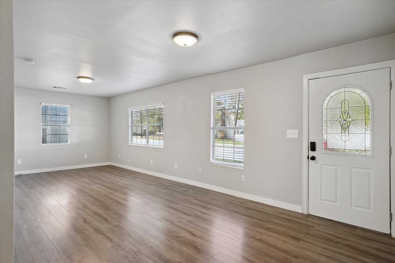 306 N Walnut St - Photo 3 of 14
