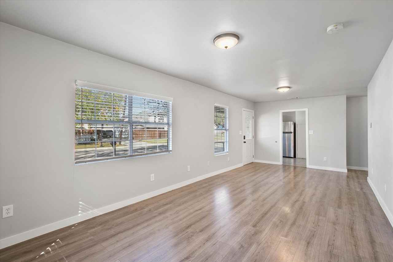 306 N Walnut St - Photo 4 of 14