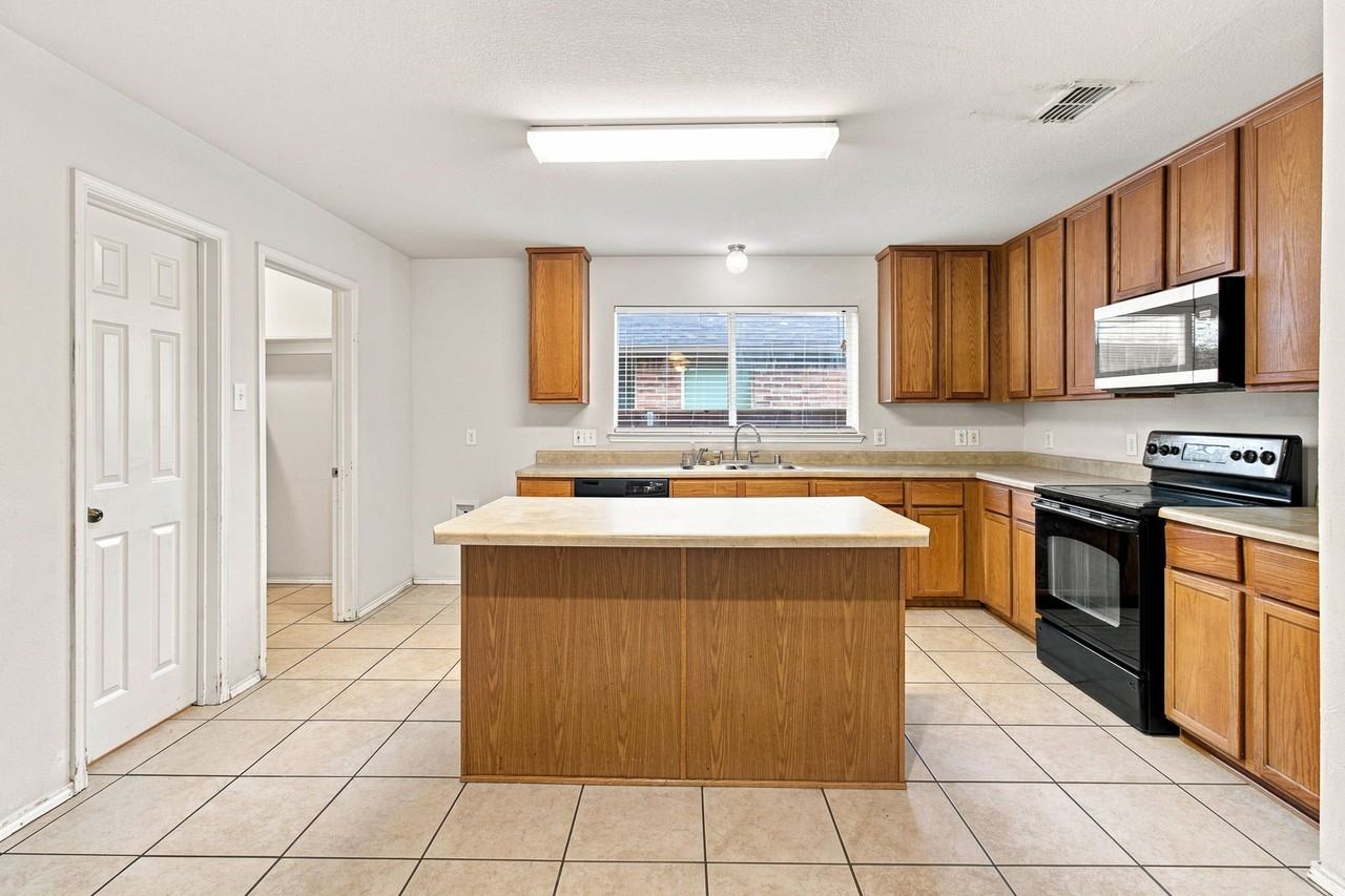 5905 Calloway Dr - Photo 2 of 25