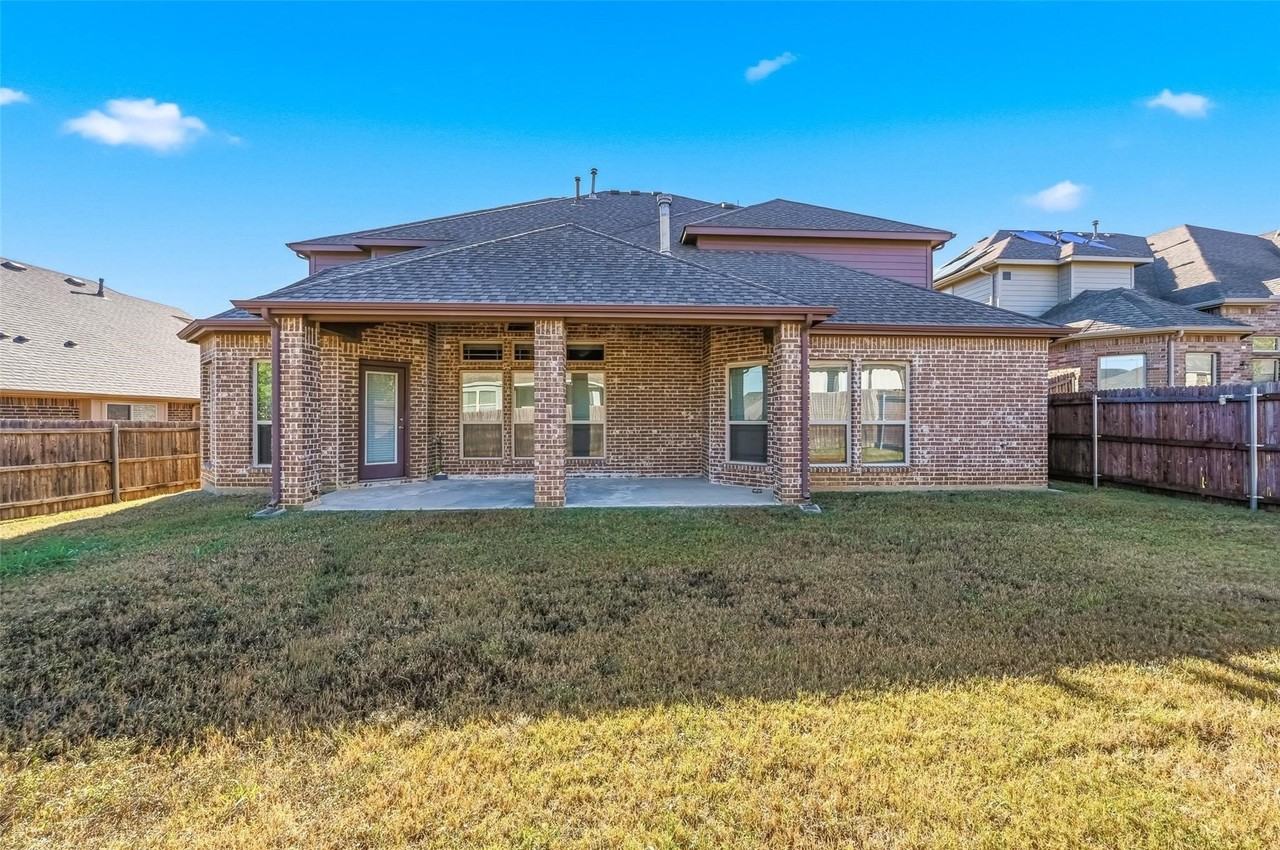 912 Foxtail Dr - Photo 2 of 4