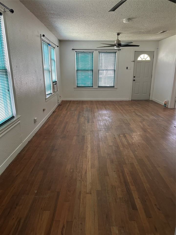 1130 Lewis St - Photo 3 of 9