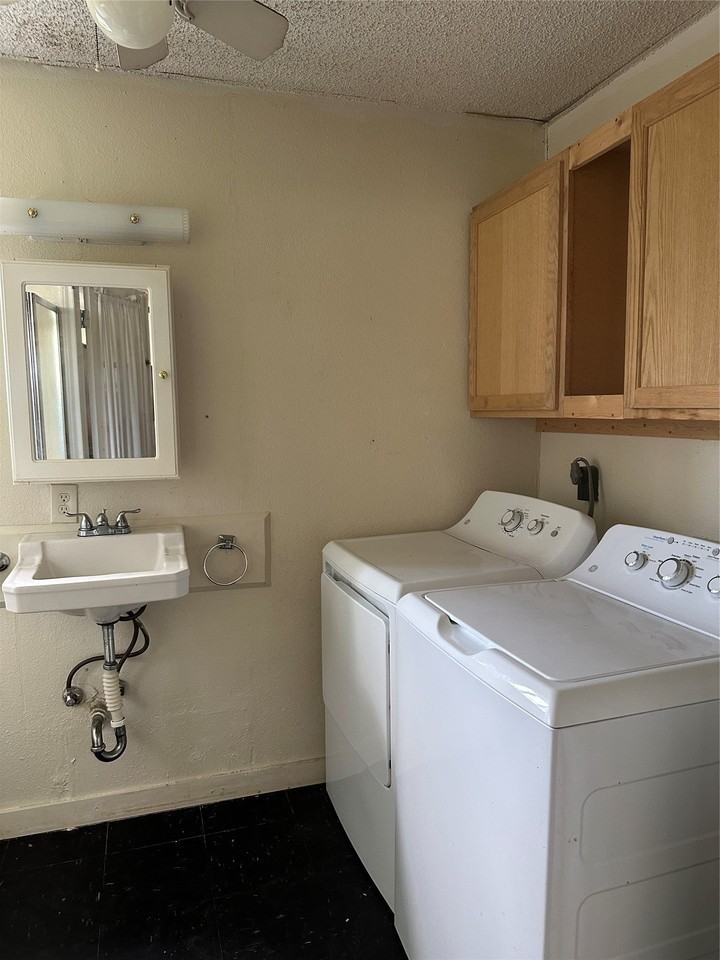 1130 Lewis St - Photo 5 of 9