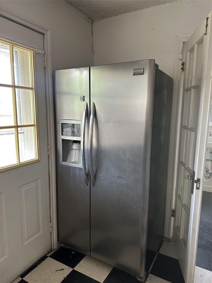 1130 Lewis St - Photo 6 of 9