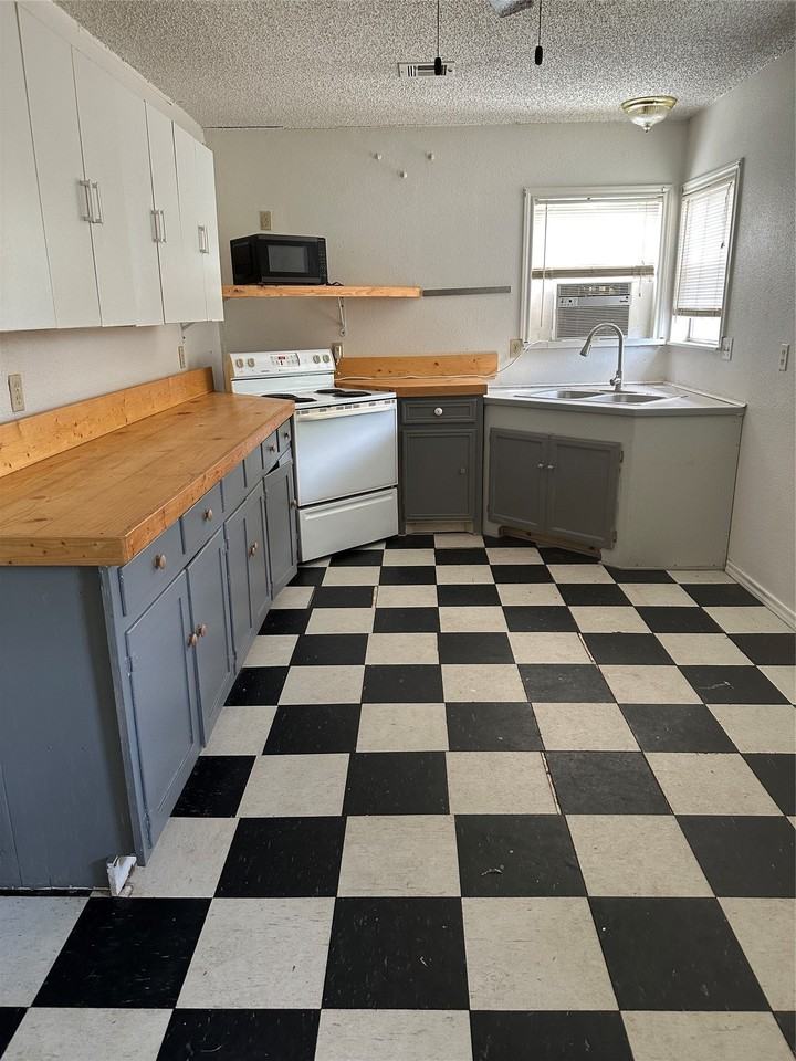 1130 Lewis St - Photo 7 of 9
