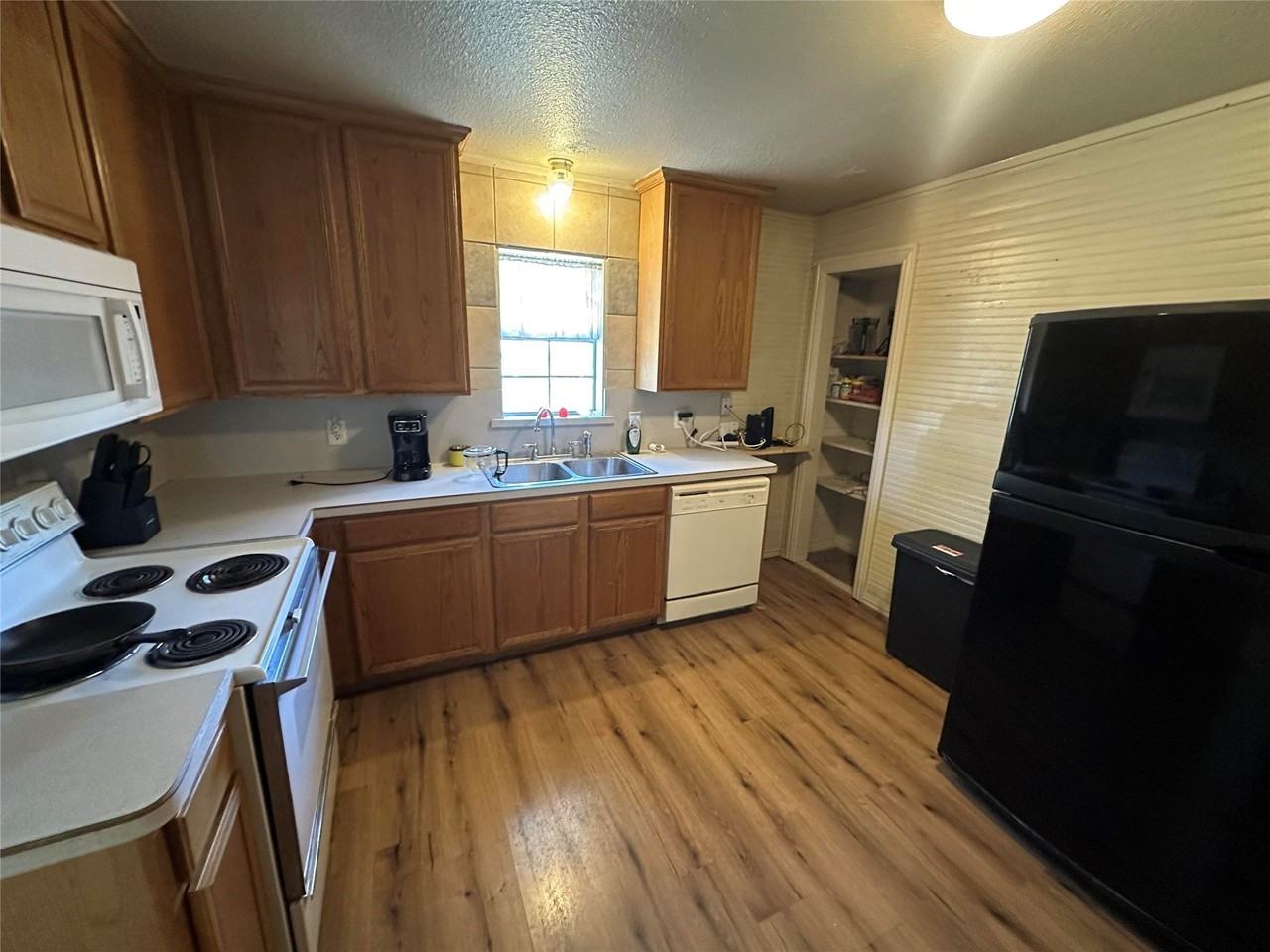 900 W Avenue F - Photo 2 of 13