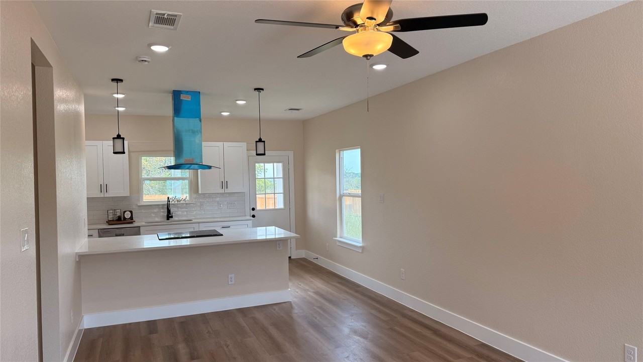 2619 Creekview Dr - Photo 2 of 10