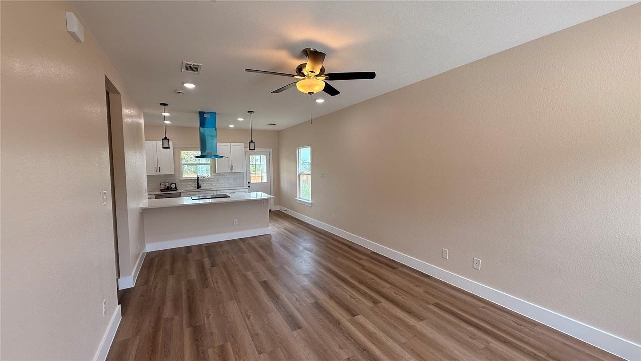 2619 Creekview Dr - Photo 3 of 10