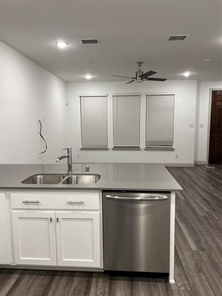6041 Roper Rd - Photo 7 of 24