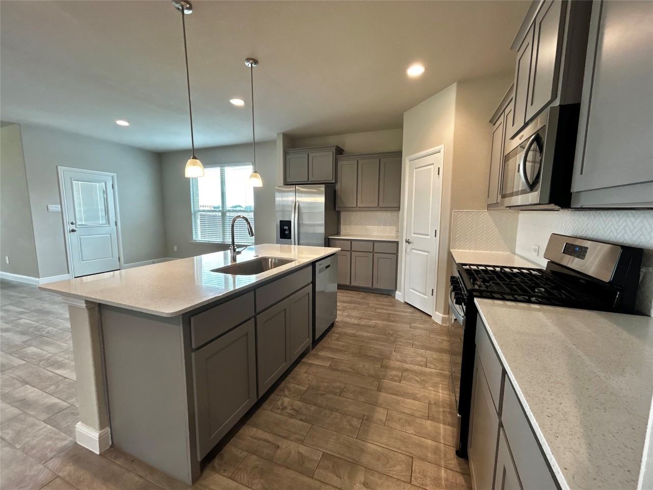 16028 Bronte Ln - Photo 6 of 31