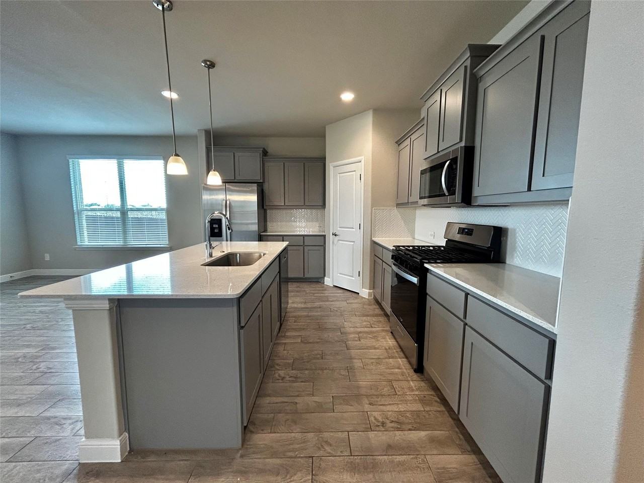 16028 Bronte Ln - Photo 7 of 31
